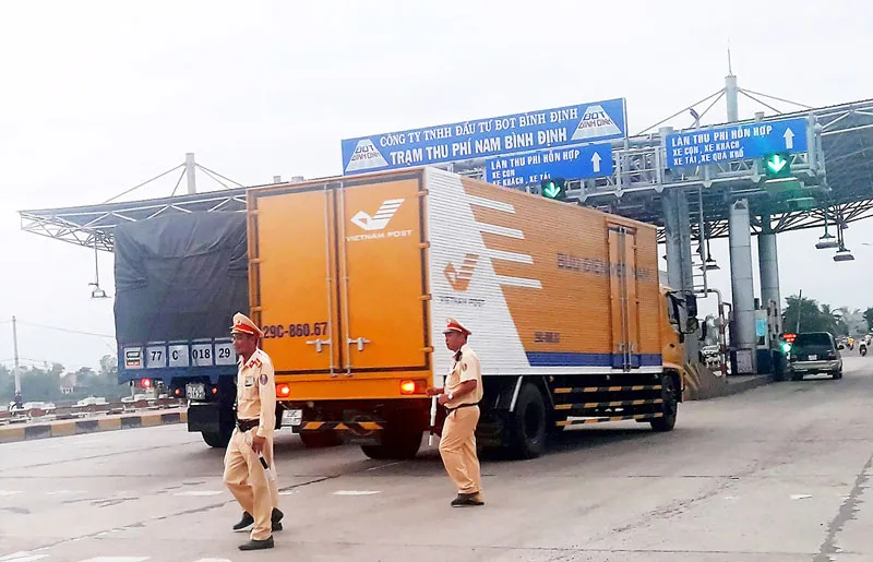 Lực lượng chức năng đảm bảo trật tự tại  Trạm BOT Nam Bình Định      Ảnh: NGỌC OAI