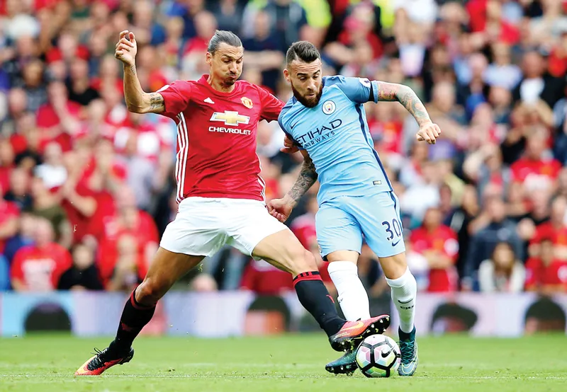 Ibrahimovic (trái, Man.United) tranh bóng với Otamendi (Man.City) ở lần đối đầu mùa trước