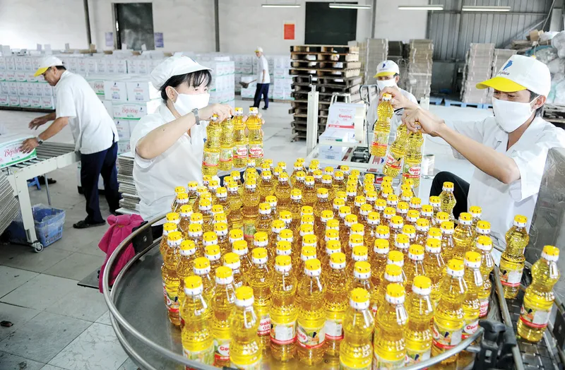 Sản xuất dầu thực vật tại một đơn vị      Ảnh: CAO THĂNG