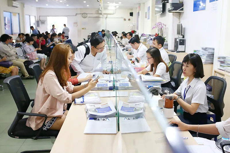 Người dân đến làm thủ tục tại Sở Kế hoạch và Đầu tư TP    Ảnh: H.TRIỀU