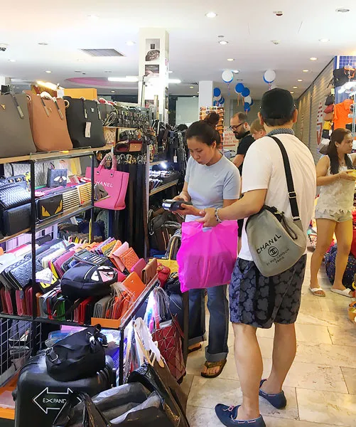 Hàng giả, hàng nhái hoành hành - Bài 1: Hốt bạc mùa cuối năm ảnh 1