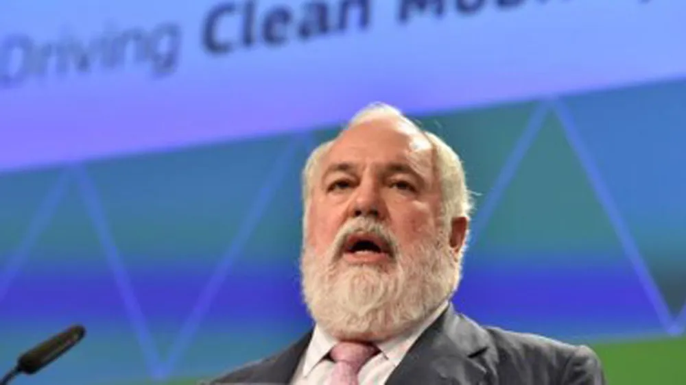 Ủy viên châu Âu về Khí hậu và Năng lượng Miguel Arias Canete phát biểu tại cuộc họp báo về vấn đề biến đổi khí hậu tại trụ sở EC ở Brussels, Bỉ vào ngày 8/11/2017. Ảnh: Reuters 