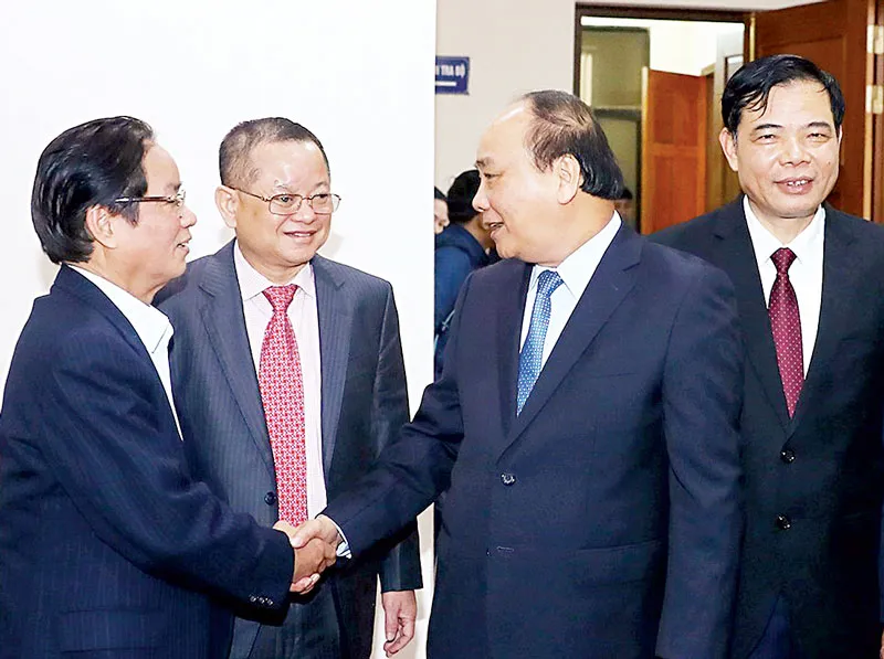 Thủ tướng  Nguyễn Xuân Phúc với các đại biểu tham dự hội nghị trực tuyến tổng kết năm 2017 và triển khai kế hoạch năm 2018 của ngành nông nghiệp