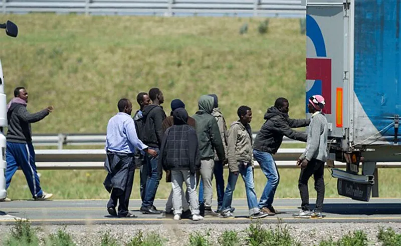 Pháp - Anh tìm cách ngăn người di cư bất hợp pháp ảnh 1