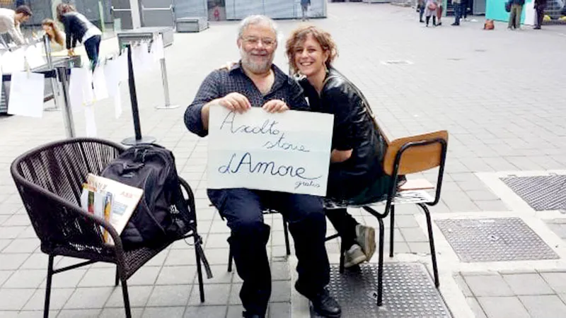 Ông Salvino Sagone với tấm bảng “Tôi lắng nghe câu chuyện tình của bạn”