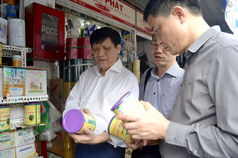 Thứ trưởng Bộ Y tế Nguyễn Thanh Long kiểm tra ATTP tại chợ Kim Biên