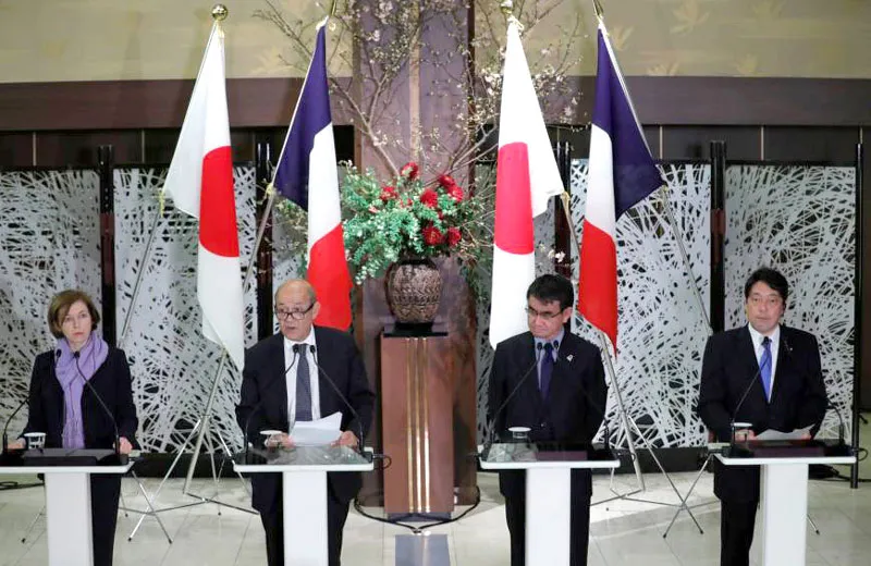 Bộ trưởng Quốc phòng Pháp Florence Parly (bìa trái) trong cuộc gặp với Bộ trưởng Quốc phòng Nhật Bản Itsunori Onodera (bìa phải)