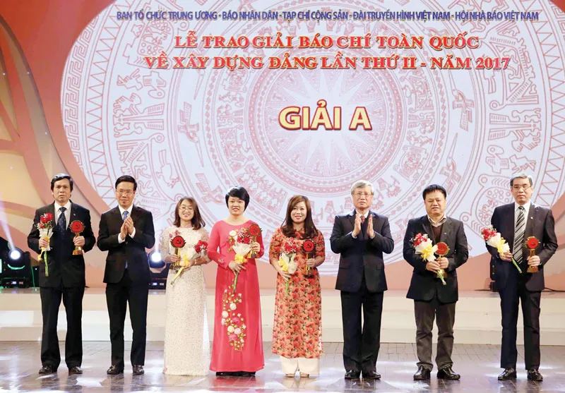 Đồng chí Trần Quốc Vượng và đồng chí Võ Văn Thưởng trao giải A cho các tác giả đoạt giải