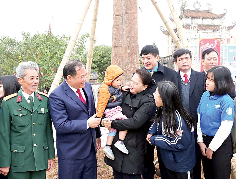 Chủ tịch Quốc hội Nguyễn Thị Kim Ngân thăm hỏi, chúc Tết các công nhân, người lao động