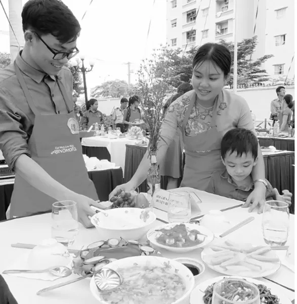 Một gia đình tham gia cuộc thi nấu ăn, tạo sự gắn kết yêu thương giữa các thành viên. Ảnh: THÁI PHƯƠNG