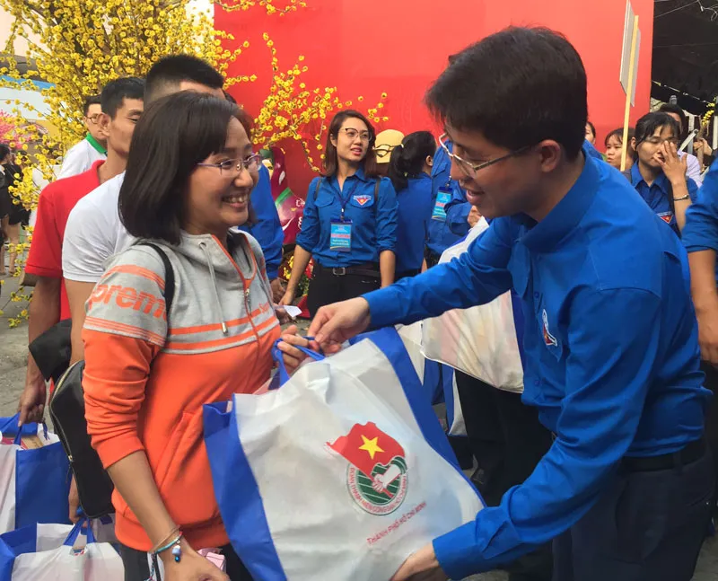 Trao quà cho thanh niên công nhân về quê đón tết