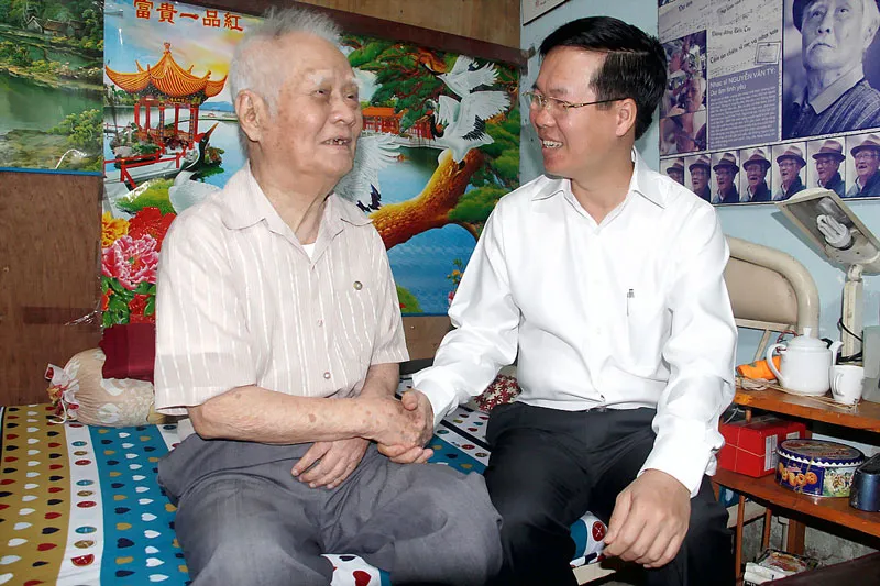 Trưởng ban Tuyên giáo Trung ương Võ Văn Thưởng  thăm, chúc tết NXB Trẻ, nhạc sĩ Nguyễn Văn Tý ảnh 1