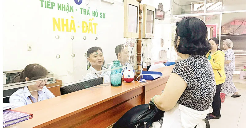 TP Hồ Chí Minh:   Công chức làm việc trở lại sau tết khá nghiêm túc ảnh 1