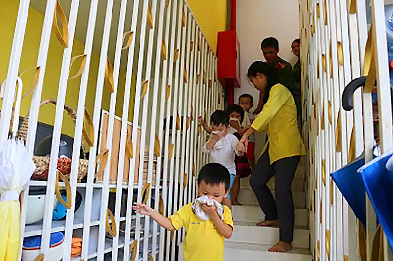 Cách thoát hiểm khi có cháy nổ nơi đông người ảnh 1