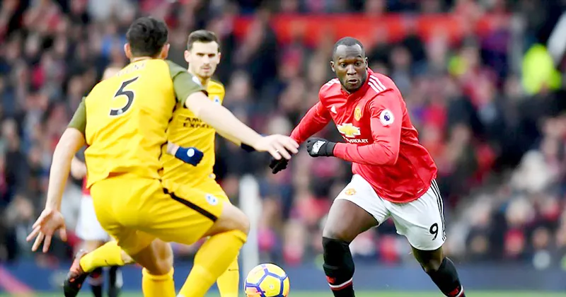 Các hậu vệ Brighton từng khiến Lukaku (phải) vất vả ở trận lượt đi