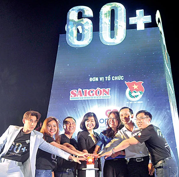 Nhấn nút tắt đèn hưởng ứng Giờ Trái đất 2018 tại Nhà Văn hóa Thanh niên TPHCM      Ảnh: Cao Thăng