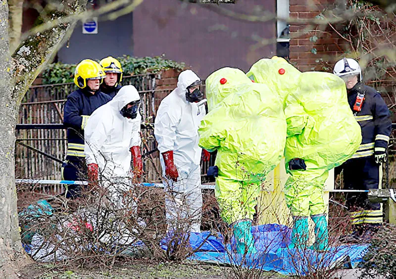 Cảnh sát Anh điều tra tại hiện trường vụ ông Skripal bị đầu độc 	Ảnh: SPUTNIK