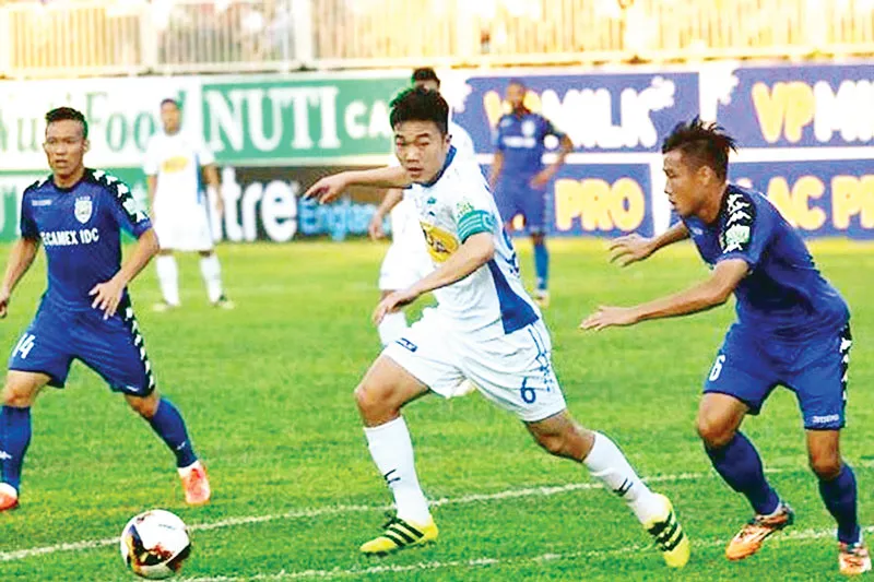 Các thương hiệu sữa tràn ngập trên sân Pleiku ở V-League 2018 Ảnh: DŨNG PHƯƠNG