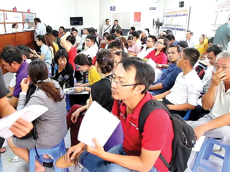 Cảnh quá tải khi người dân đi làm thủ tục sang nhượng đất tại quận 9