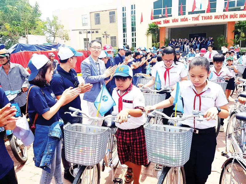 Ngân hàng Shinhan Việt Nam đồng hành học trò nghèo  ảnh 1