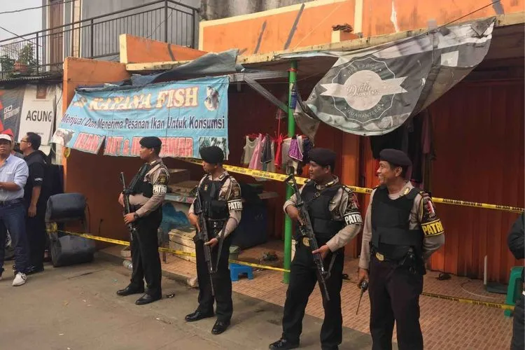 Cảnh sát Indonesia khám xét một ngôi nhà trong đợt truy quét khủng bố ở Banten ngày 16-5. Ảnh: Jakarta Post.