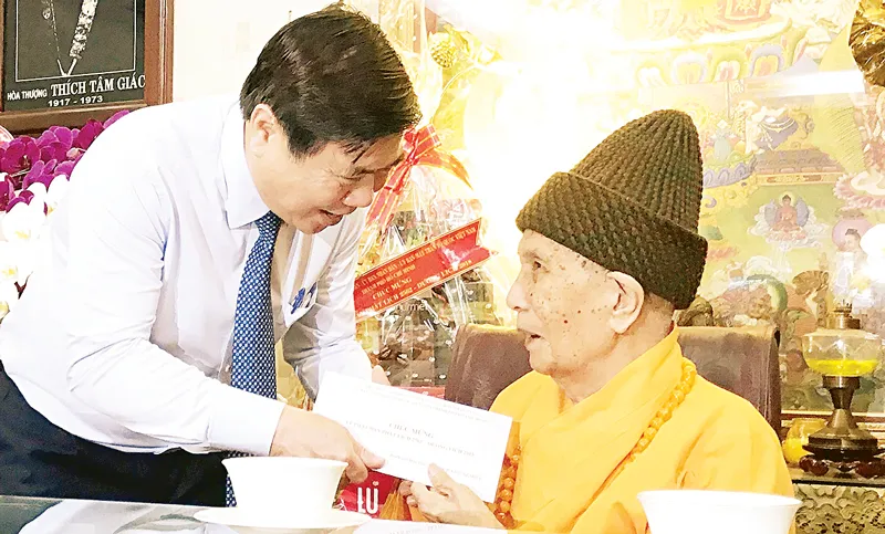 Lãnh đạo TPHCM thăm, chúc mừng Đại lễ Phật đản ảnh 1