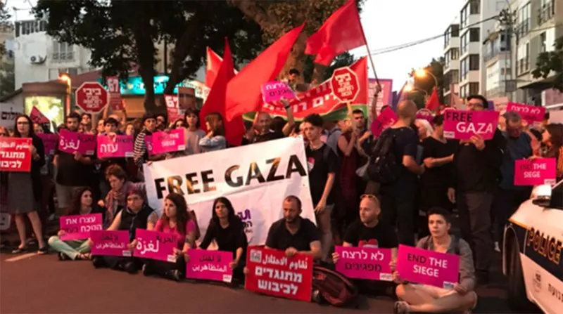 Người dân Tel Aviv biểu tình phản đối quân đội Israel bắn vào thường dân Palestine