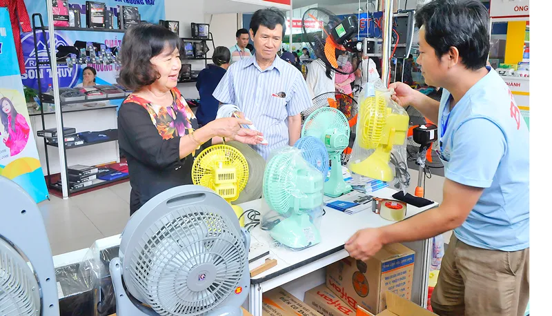 Người tiêu dùng chọn mua quạt điện Bifan sản xuất trong nước      Ảnh: CAO THĂNG