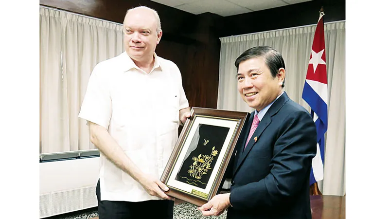 Chủ tịch UBND TPHCM Nguyễn Thành Phong tặng quà Bộ trưởng Thương mại và Đầu tư nước ngoài Cuba Rodrigo Malmierca Diaz