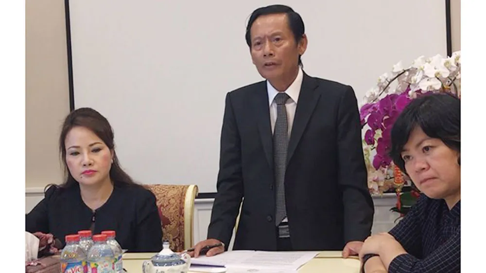 Bà Chu Thị Bình (bên trái) mời 2 luật sư Phan Trung Hoài và Đinh Ánh Tuyết tư vấn, hỗ trợ mặt pháp lý, bảo vệ quyền và lợi ích hợp pháp cho mình