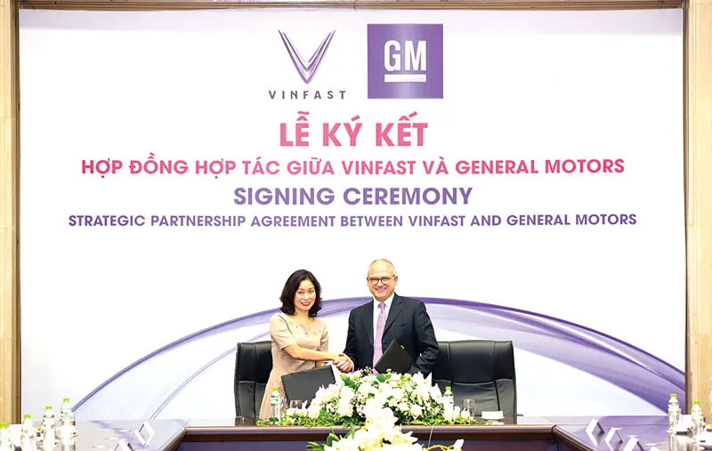 Bà Lê Thị Thu Thủy - Phó Chủ tịch Vingroup kiêm Chủ tịch VinFast và ông Barry Engle, Phó Chủ tịch điều hành kiêm Chủ tịch GM quốc tế ký thỏa thuận hợp tác chiến lược tại thị trường Việt Nam