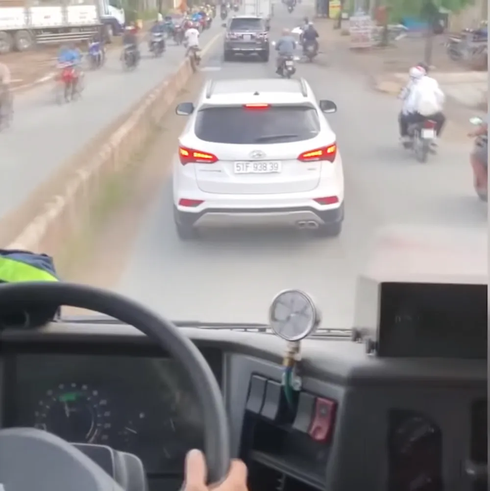 Xác minh, xử lý ô tô cản trở xe chữa cháy làm nhiệm vụ ảnh 1