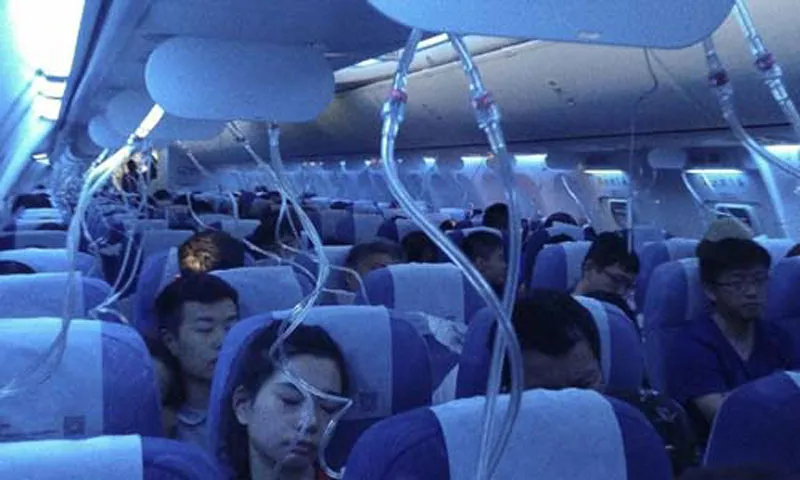 Mặt nạ dưỡng khí bung xuống sau khi máy bay phải hạ độ cao khẩn cấp. Ảnh: SCMP