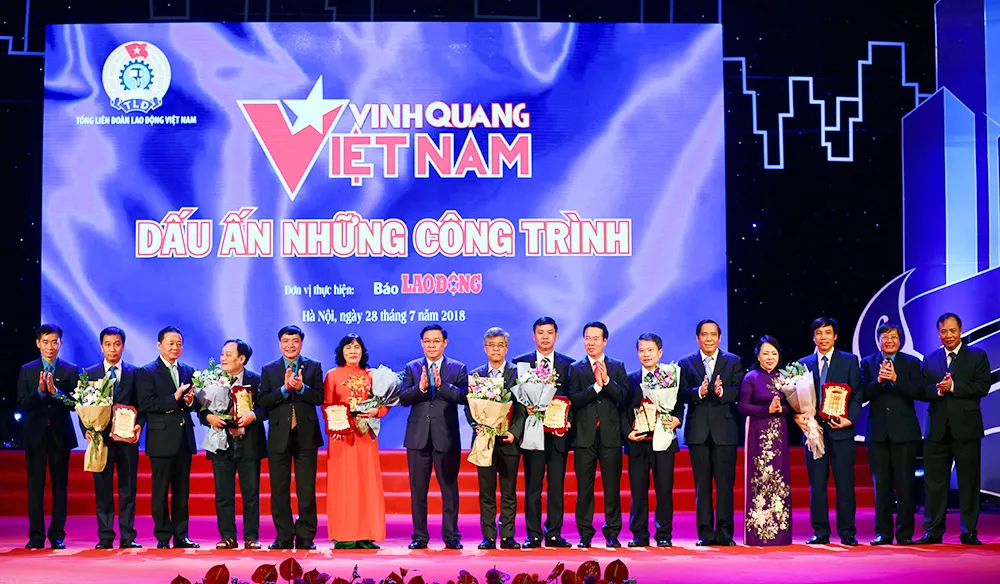 Phó Thủ tướng Vương Đình Huệ, Trưởng Ban Tuyên giáo Trung ương Võ Văn Thưởng, cùng lãnh đạo các bộ ngành với đại diện của 8 công trình tiêu biểu của đất nước. Ảnh: VGP