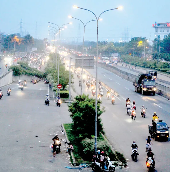 Đèn Led tiết kiệm điện, hạn chế nhiều ô nhiễm ánh sáng trên quốc lộ qua quận Bình Tân, TPHCM    Ảnh: THÀNH TRÍ