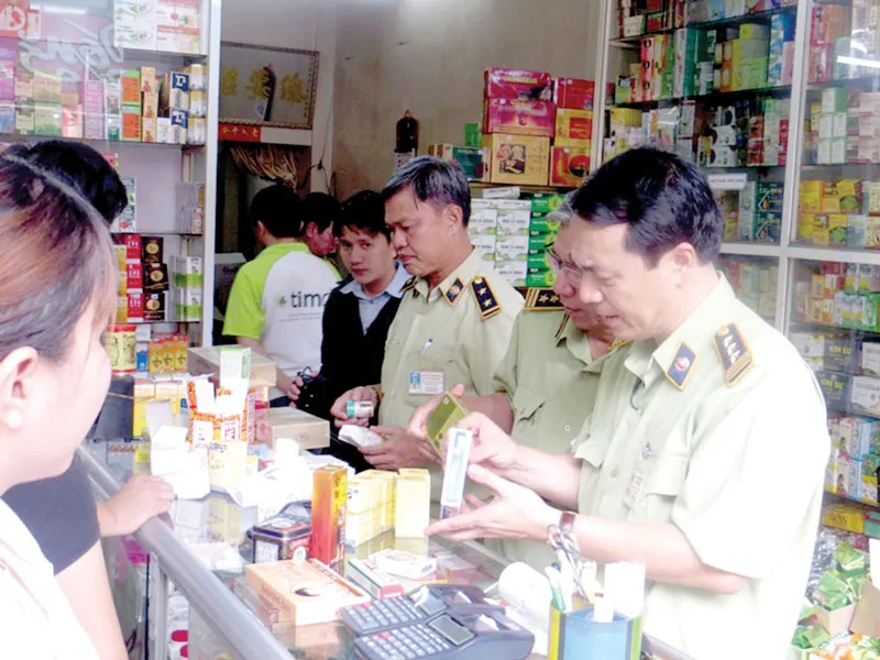 QLTT TPHCM kiểm tra một cơ sở kinh doanh có dấu hiệu sai phạm