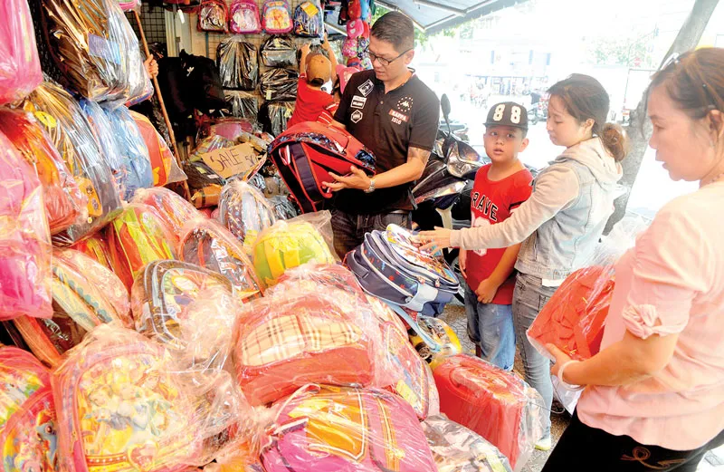 Mua cặp học sinh tại cửa hàng Phương Mỹ trên đường Nguyễn Trãi, quận 1, TPHCM   Ảnh: THÀNH TRÍ