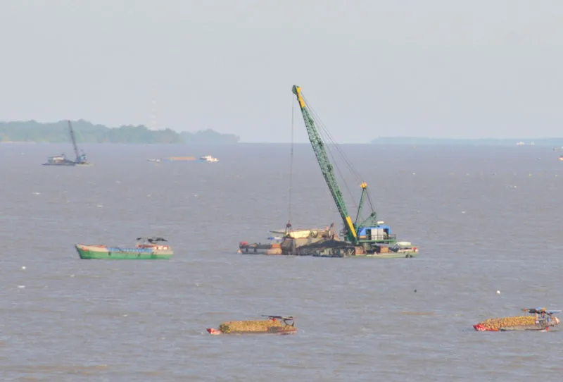     Khai thác cát dưới đáy sông                        Ảnh: THÀNH TRÍ