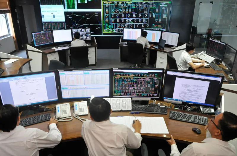 Vận hành cung cấp điện và quản lý lưới điện tại Trung tâm điều khiển điện Tổng Công ty Điện lực TPHCM.       Ảnh: THÀNH TRÍ   