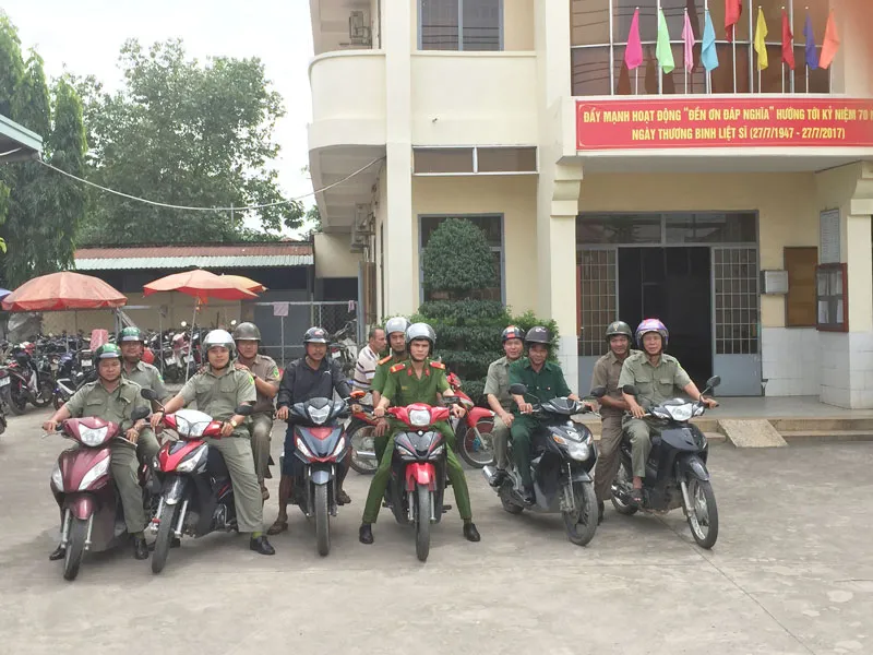 Các thành viên CLBPCTP cùng công an phường xuất phát tuần tra trên địa bàn