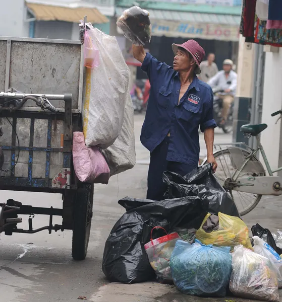 Người thu gom rác dân lập sẽ được tiếp cận các chính sách an sinh xã hội Ảnh: THÀNH TRÍ