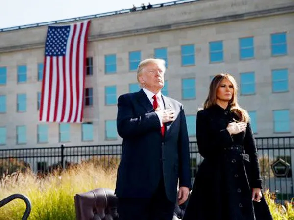 Tổng thống Mỹ Donald Trump cùng phu nhân Melania Trump tưởng niệm các nạn nhân vô tội. (Nguồn: usatoday)