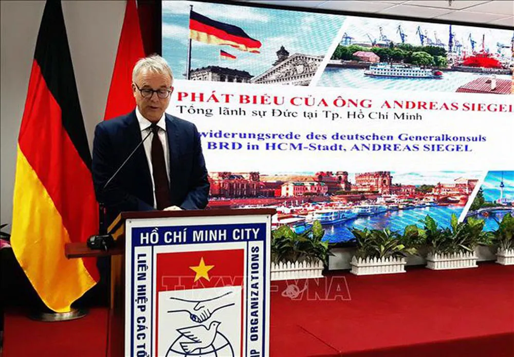 Hội Hữu nghị Việt - Đức TPHCM: Kỷ niệm 28 năm ngày thống nhất nước Đức ảnh 1