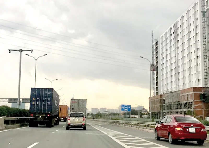 Xe cơ giới lưu thông đúng phần đường và giữ khoảng cách an toàn sẽ đảm bảo an toàn giao thông                                                                                                                                            Ảnh: HUY ANH