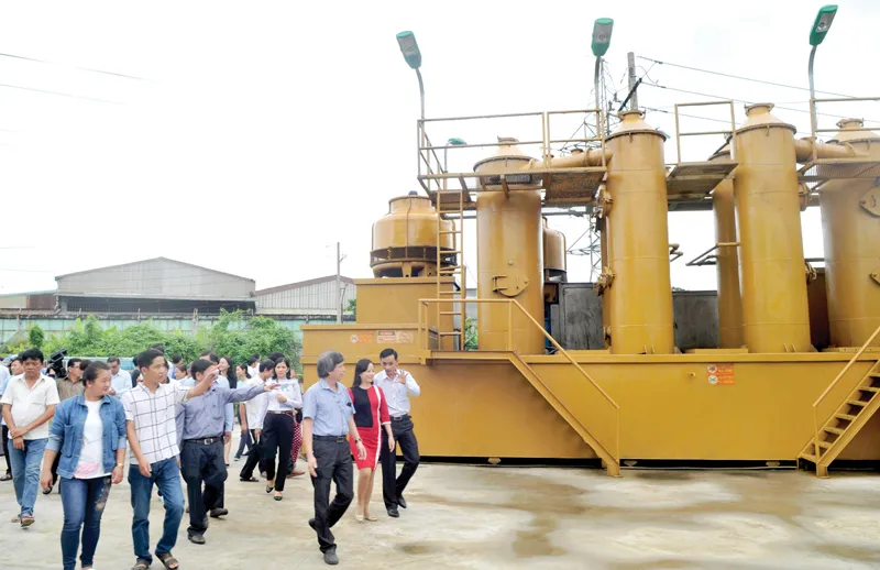 Người dân tham quan, tìm hiểu hệ thống chuyển hóa rác thành khí sử dụng phát điện    Ảnh:   THÀNH TRÍ
