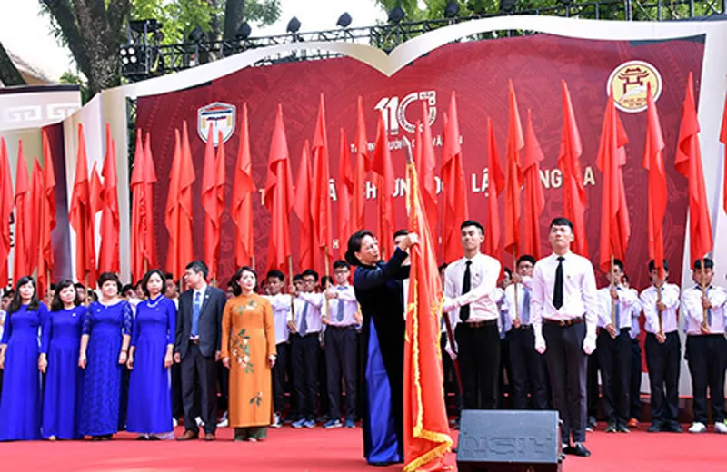 Chủ tịch Quốc hội Nguyễn Thị Kim Ngân trao Huân chương Độc lập hạng Ba cho THPT Chu Văn An. Ảnh: Đại biểu Nhân dân