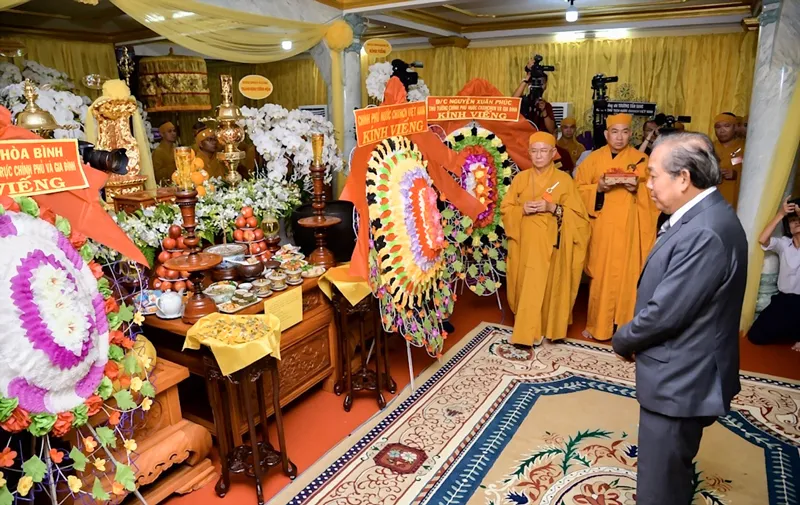 Phó Thủ tướng Thường trực Trương Hòa Bình đến viếng Trưởng lão Hòa thượng Thích Hiển Pháp  