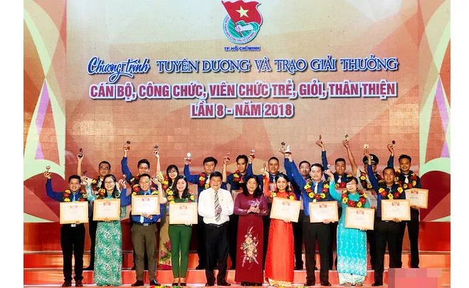 Trao bằng khen cho gương điển hình cán bộ, công chức, viên chức trẻ, giỏi, thân thiện năm 2018. Ảnh: VOH