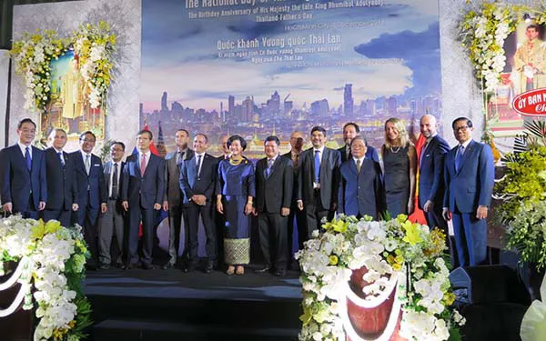 Các đại biểu chụp hình tại buổi lễ  Quốc khánh Thái Lan. Nguồn: VOH 