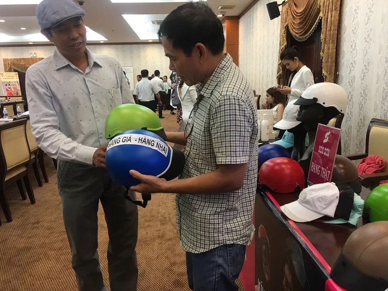 Người tiêu dùng phân biệt nón thật - nón giả tại TPHCM